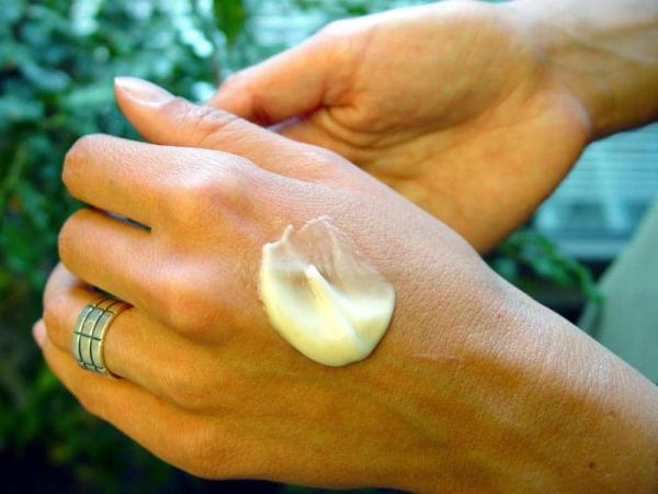 Vyživujúci krém na ruky so sedmokráskou DIY