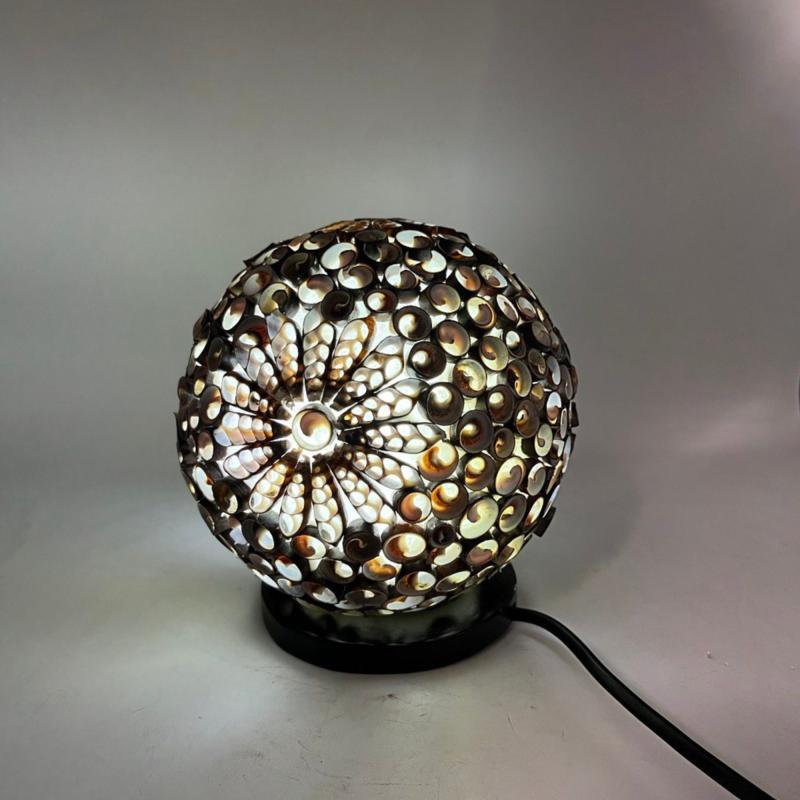 Boho Lampa z Morských Mušlí - Čokoládový Twist Globus - 15cm