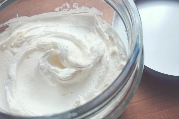 Recept na výrobu domáceho šľahaného masla na vlasy s mangovým maslom a mandľovým olejom